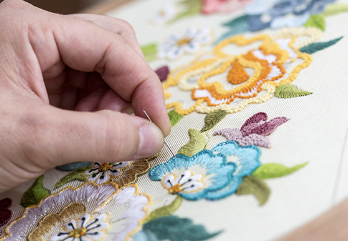 동양자수 취미반 - 섬세한 꽃 자수 작업