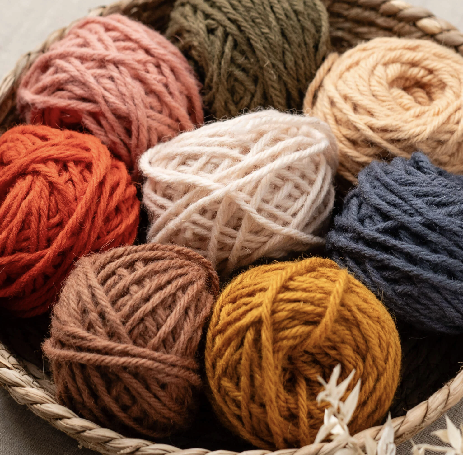 손뜨개 취미반 - 바구니 속 알록달록한 털실